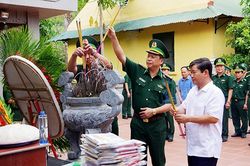 Lễ dâng hương tại Đài tưởng niệm Anh hùng liệt sĩ BĐBP tỉnh Sơn La.