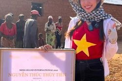 Thời trang giản dị của Hoa hậu Thùy Tiên khi sang Angola làm từ thiện
