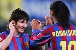 Barca từng lo Ronaldinho 'làm hư' Cậu bé vàng Messi