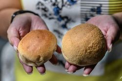 Lạm phát tăng khiến 'bánh mì cho người nghèo' ở Philippines nhỏ lại
