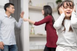 Cãi nhau trước mặt con, bố mẹ có lường được điều này?