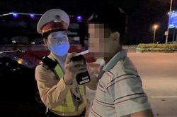 Tài xế xe khách vi phạm nồng độ cồn 'cao ngất ngưởng' trên cao tốc