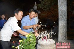 Lễ thắp nến tri ân các Anh hùng liệt sỹ