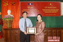 Công ty cổ phần nông nghiệp Chiềng Sung đón nhận bằng khen của tỉnh Xiêng Khoảng