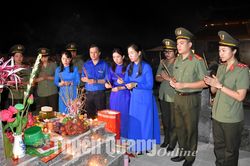 Thắp nến tri ân các Anh hùng liệt sĩ