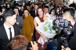 Á hậu Kim Duyên về nước trong 'vòng tay' người hâm mộ