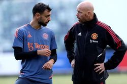 Erik ten Hag thẳng tay loại cầu thủ MU đến họp muộn 2 lần