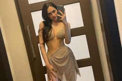 Hương Giang thả dáng trong nhà tắm, khoe đường cong 'cực cháy'