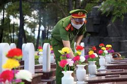 Ngàn hoa dâng mộ liệt sĩ