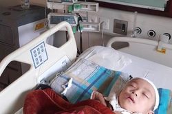 Người mẹ chỉ biết đau xót nhìn con đau đớn quằn quại vì bệnh tật dù biết có hi vọng cứu chữa