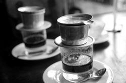 Ly cà phê tí tách bên lề đường lớn Hải Phòng