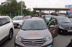 Ôtô 'rồng rắn' xếp hàng dán thẻ ETC trên cao tốc TP.HCM - Long Thành