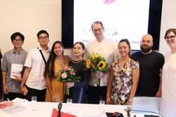 Giảng viên tiếng Việt giới thiệu ba cuốn sách song ngữ Đức-Việt