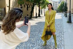 Khoảnh khắc phó chủ tịch Miss Grand 'lăn xả' chụp hình cho Thùy Tiên ở Romania khiến fan thích thú