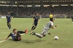Neymar lại 'ăn vạ' để kiếm penalty