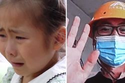 Bé gái bật khóc khi nhìn thấy bố làm việc vất vả