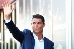 Man United chưa thể tìm lối thoát trong vụ Ronaldo