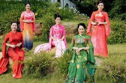 Bộ ảnh áo dài 'siêu điệu' của các cô giáo Quảng Ninh gây xôn xao trước thềm năm học mới