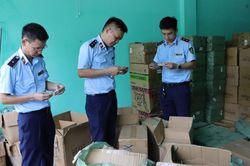 Phát hiện hơn 20 tấn nước hoa và mỹ phẩm nghi giả nhãn hiệu nổi tiếng