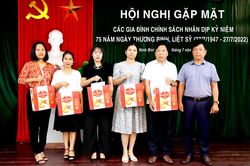 Báo Ninh Bình gặp mặt cán bộ, nhân viên là con thương binh, liệt sỹ
