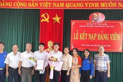 Vĩnh Linh: Kết nạp 2 học sinh ưu tú vào Đảng