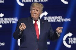 Trở lại Washington, ông Trump để lộ ý định tái tranh cử