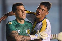 Thủ môn đầu tiên lập cú đúp ở giải VĐQG Argentina