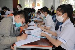 Tuyển sinh đại học năm 2022: Điểm chuẩn sẽ hạ nhiệt