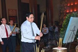 Thủ tướng Phạm Minh Chính dâng hương tưởng nhớ các anh hùng liệt sĩ