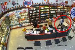 Nhân viên cửa hàng điện thoại dũng cảm chống trả tên cướp mang hung khí