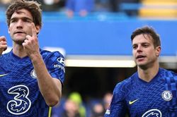 MU khốn khổ De Jong, Chelsea trả thù Barca