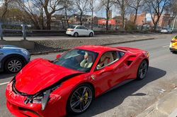 Siêu xe Ferrari mới 'bóc tem' đã toác đầu vì ông chủ lái non
