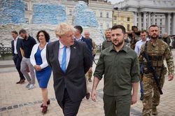 Người Ukraine ký kiến nghị trao quyền công dân, chức thủ tướng cho lãnh đạo Anh