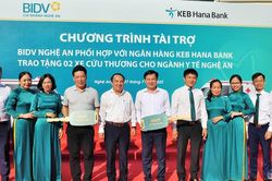 BIDV Nghệ An phối hợp với Ngân hàng KEB Hana Bank trao 2 xe cứu thương cho ngành Y tế
