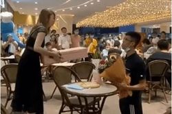 Cảnh chàng trai quỳ tỏ tình, ép cô gái đồng ý làm người yêu gây bức xúc