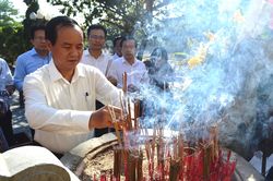 Chủ tịch UBND tỉnh Võ Văn Hưng viếng các anh hùng liệt sĩ tại nghĩa trang cấp xã, cấp huyện