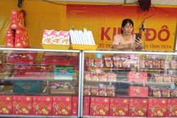 TP.HCM: Bánh trung thu 'xuống phố' sớm, khách mua vẫn chưa mặn mà