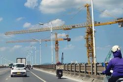 Cần cẩu khổng lồ 'lơ lửng' trên đầu người tham gia giao thông tại cầu Vĩnh Tuy