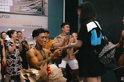 Chàng trai TP.HCM cầu hôn bạn gái khi vừa đoạt huy chương