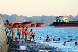 Bất chấp nguy hiểm, nhiều người ở Hạ Long vẫn 'tắm chui'