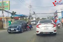 Người đàn ông đi xe máy tự đâm vào ô tô rồi chỉ tay 'trách ngược'
