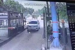 Xe tải chở đầy xi măng lao thẳng vào trạm thu phí và lật nhào