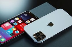 iPhone 12 và iPhone 13 giảm giá: Nên chọn mua iPhone nào ở thời điểm này?