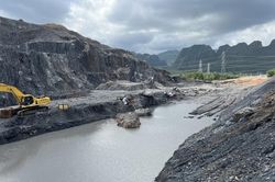 Quảng Ninh: Sẽ giám định mẫu đất đá màu xám nghi là khoáng sản khi thi công đường
