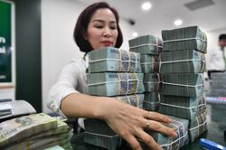 Tiền trong ngân hàng ngày càng đắt