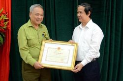 Thư gửi robot citizen: 'Anh thương binh vẫn đến trường làng...'