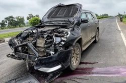 Tông trúng bò đi lạc trên cao tốc, Toyota Fortuner vỡ nát đầu
