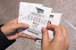 Ông chủ chuỗi nhà hàng mua 50.000 vé số tặng cho nhân viên và cái kết