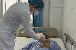 Hy hữu: Hàm răng giả cắm ngang thực quản bệnh nhân