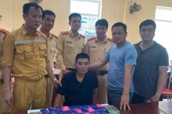 Tài xế bị bắt cùng 9 bánh heroin và 30 túi hồng phiến